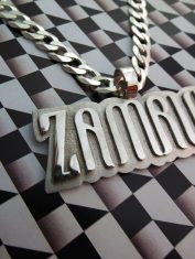 Dije nombre personalizado relieve (2)