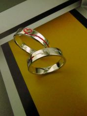 Argollas Delgadas Hilo Rojo (1) Argollas Delgadas Hilo Rojo (1)