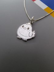 DPL039-Dije Figura Grabada Plata - Dije Gallinita (1)